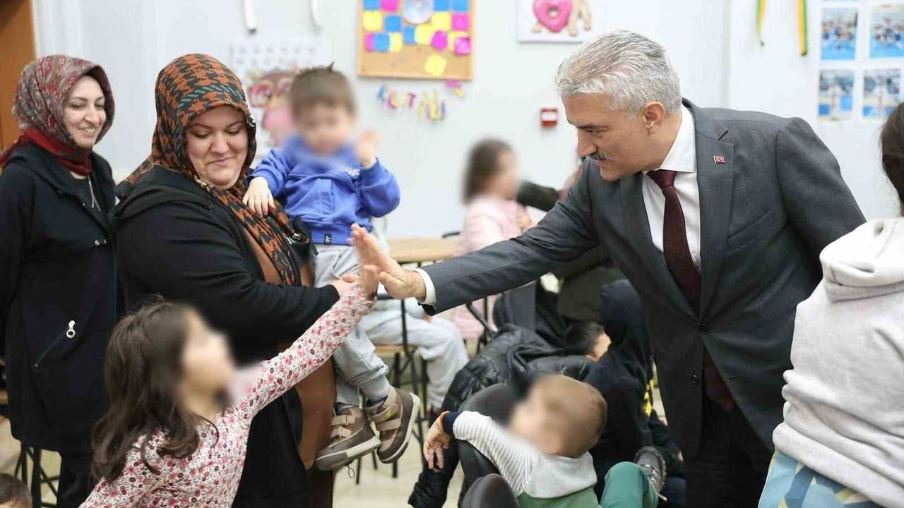 Düzce Valisi Mehmet Makas ve Eşi Fehmi Öney Sevgi Evi'ni Ziyaret Etti