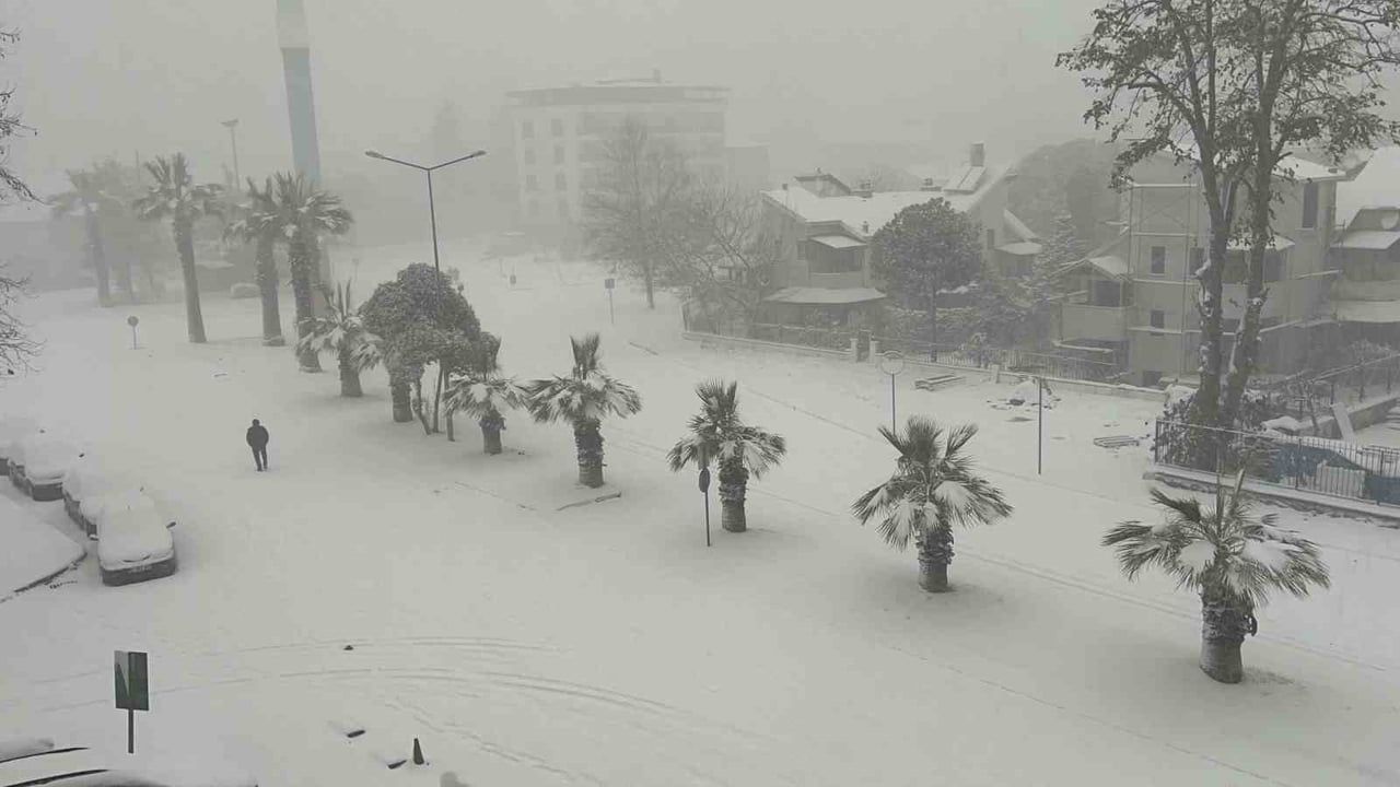 Düzce yeni yıla karla girdi: Kent merkezinde 10 cm, yüksek kesimlerde yarım metre