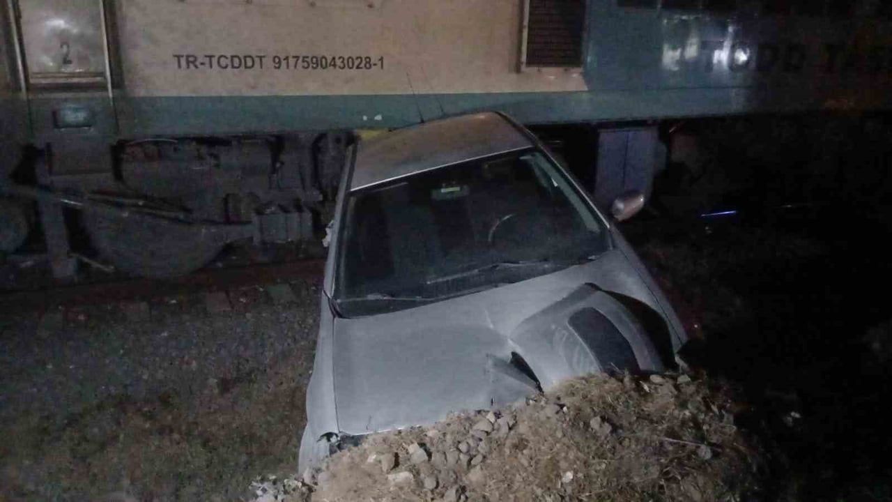 Düziçi Yarbaşı'da hemzemin geçitte yük treni ile otomobil çarpıştı — maddi hasarlı kaza