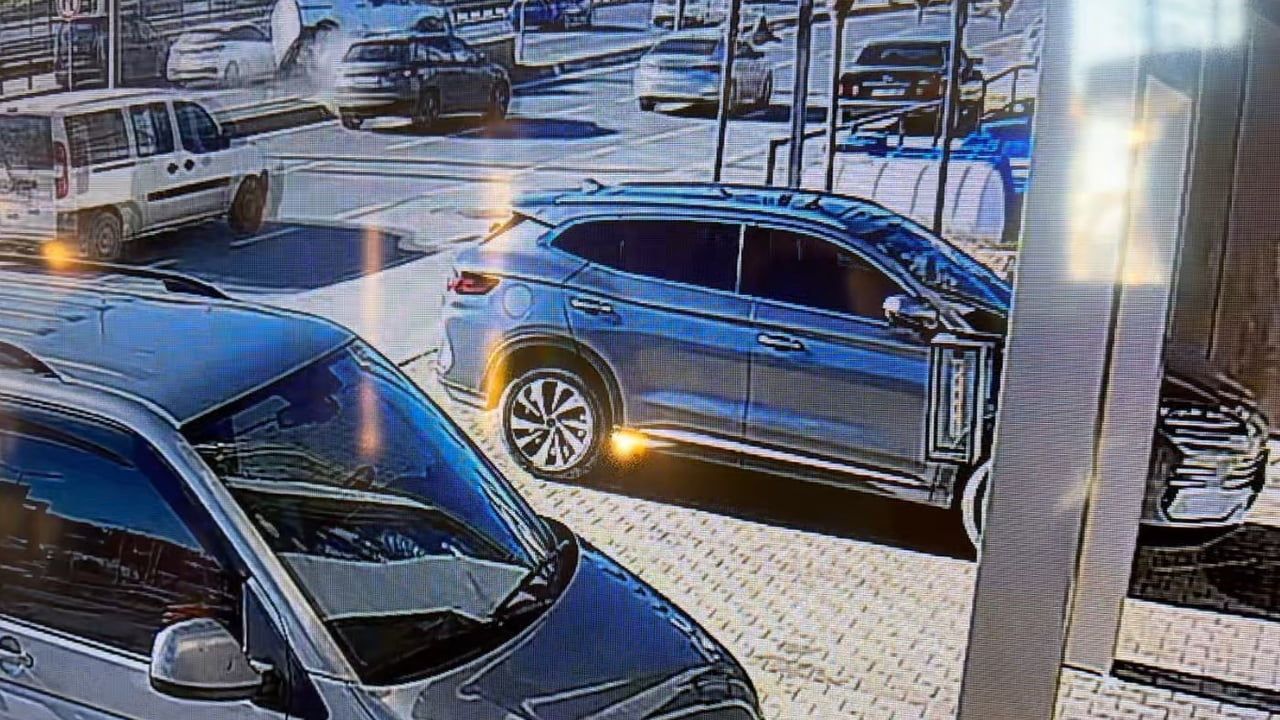 E-5 Saadetdere'de hafif ticari araç beton bariyere çarptı; Beylikdüzü yönünde trafik yoğunluğu