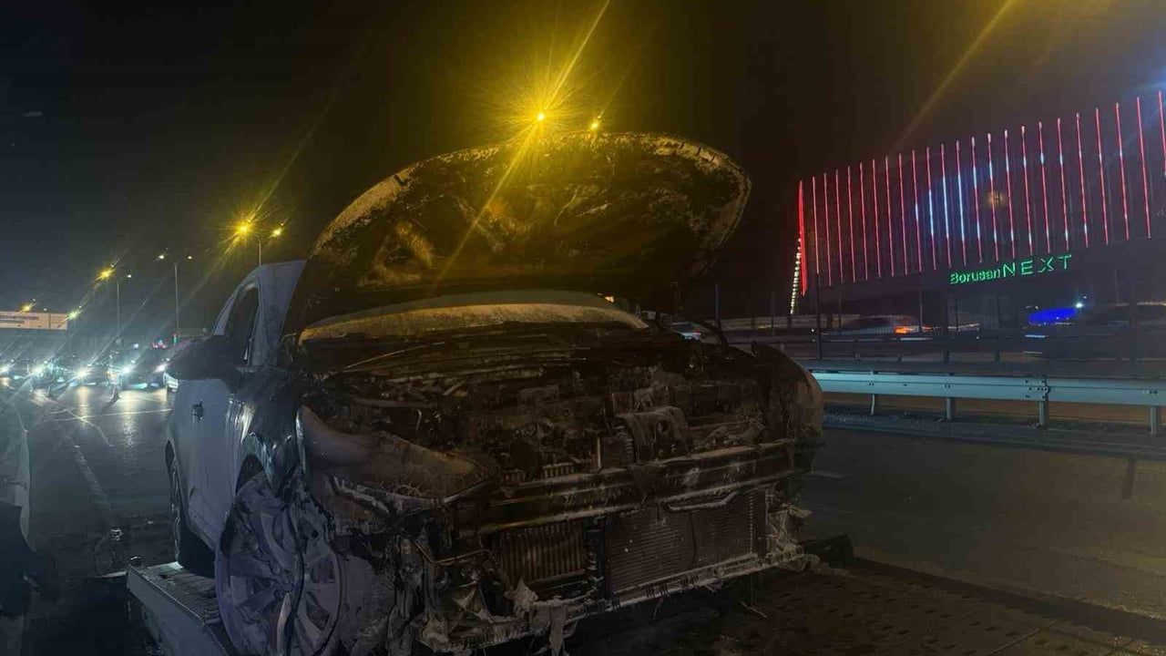E5 Esenyurt’ta seyir halindeki otomobil alev aldı