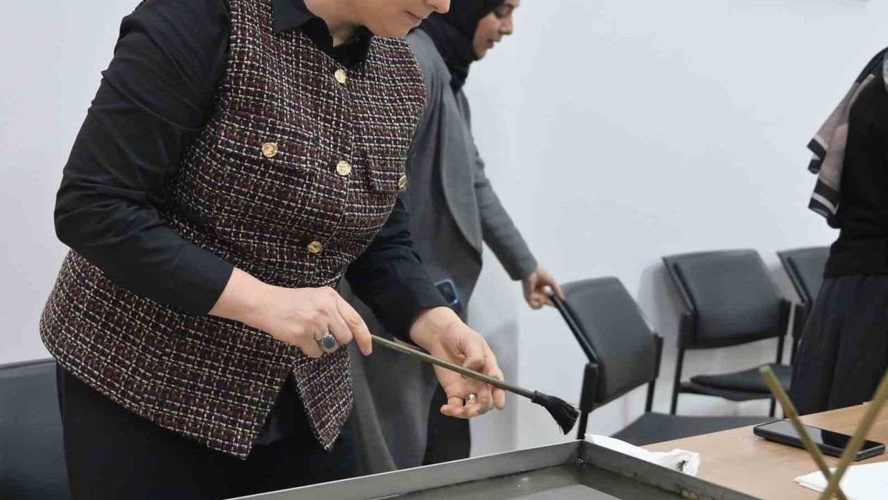 Ebru Ustası Hikmet Barutçugil Esenyurt'ta Söyleşi ve Atölye Düzenledi