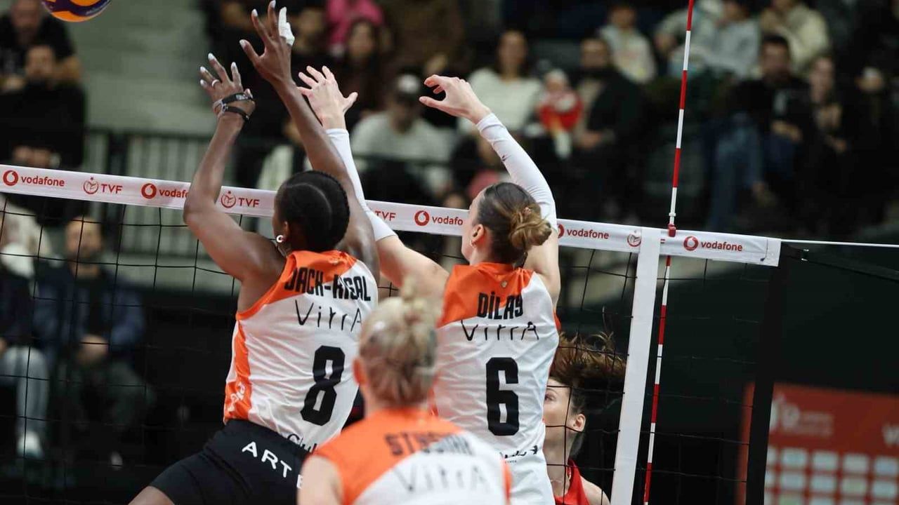 Eczacıbaşı Dynavit, İlbank'ı 3-0 yenerek ligde üst üste 9. galibiyetini aldı