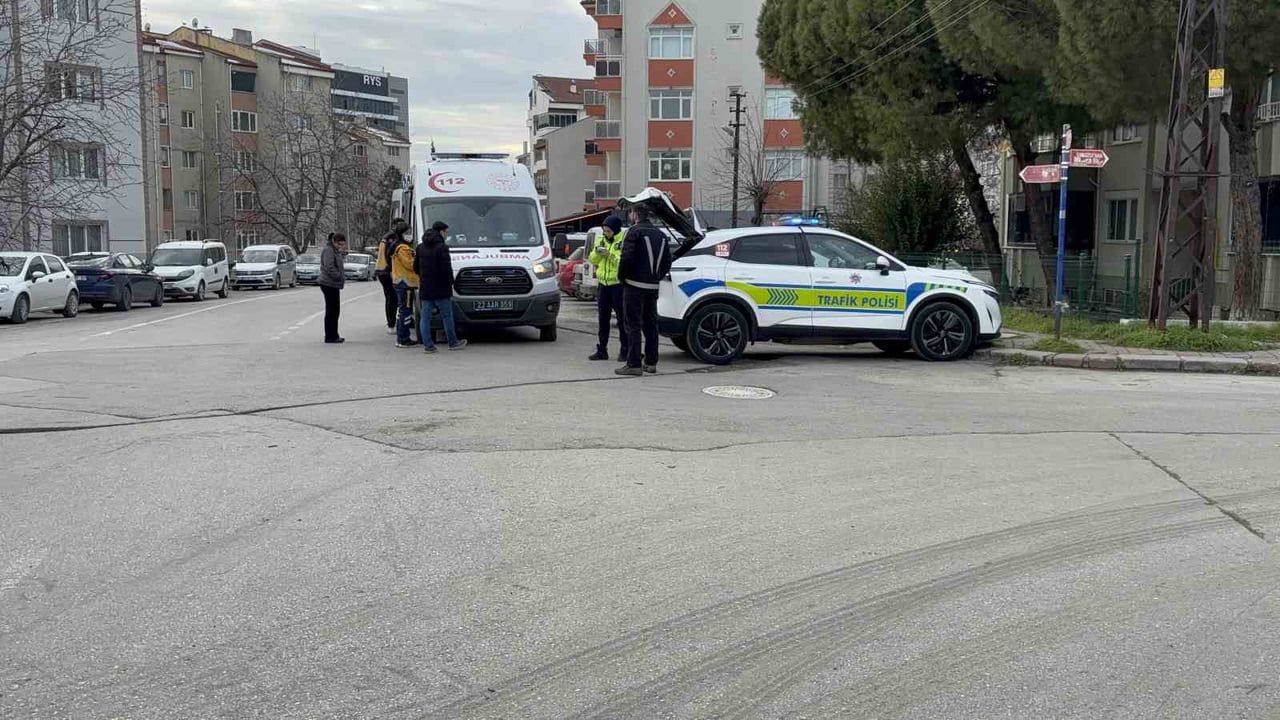 Edirne 1. Murat Mahallesi'nde otomobil ile motosiklet çarpıştı: 1 yaralı