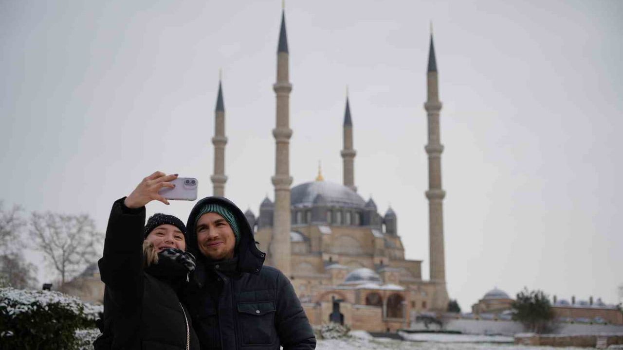 Edirne beyaza büründü: Selimiye Camii ve Karaağaç'ta kartpostallık kar manzaraları