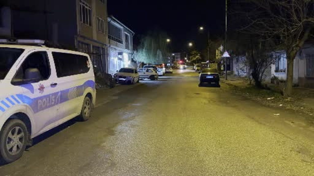 Edirne Çavuşbey’de çatısı çöken metruk ev nedeniyle 5 kişi AFAD tarafından tahliye edildi