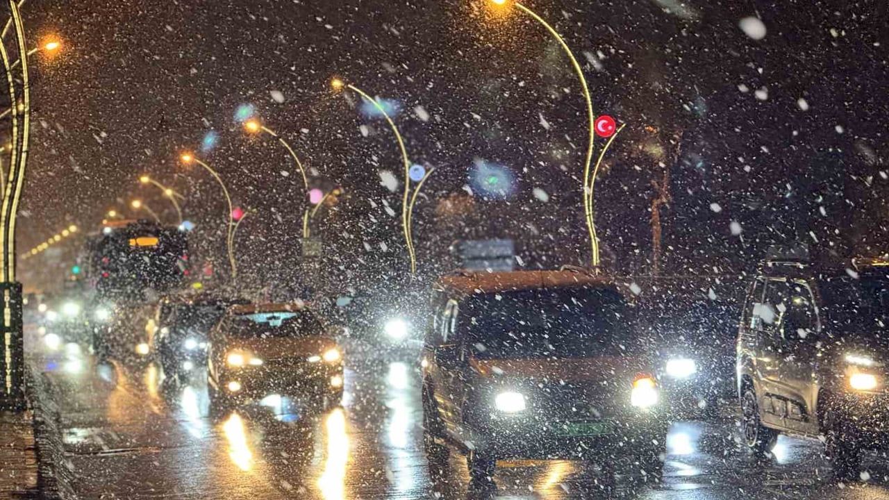 Edirne'de akşam kar yağışı: Selimiye Camii beyaza büründü