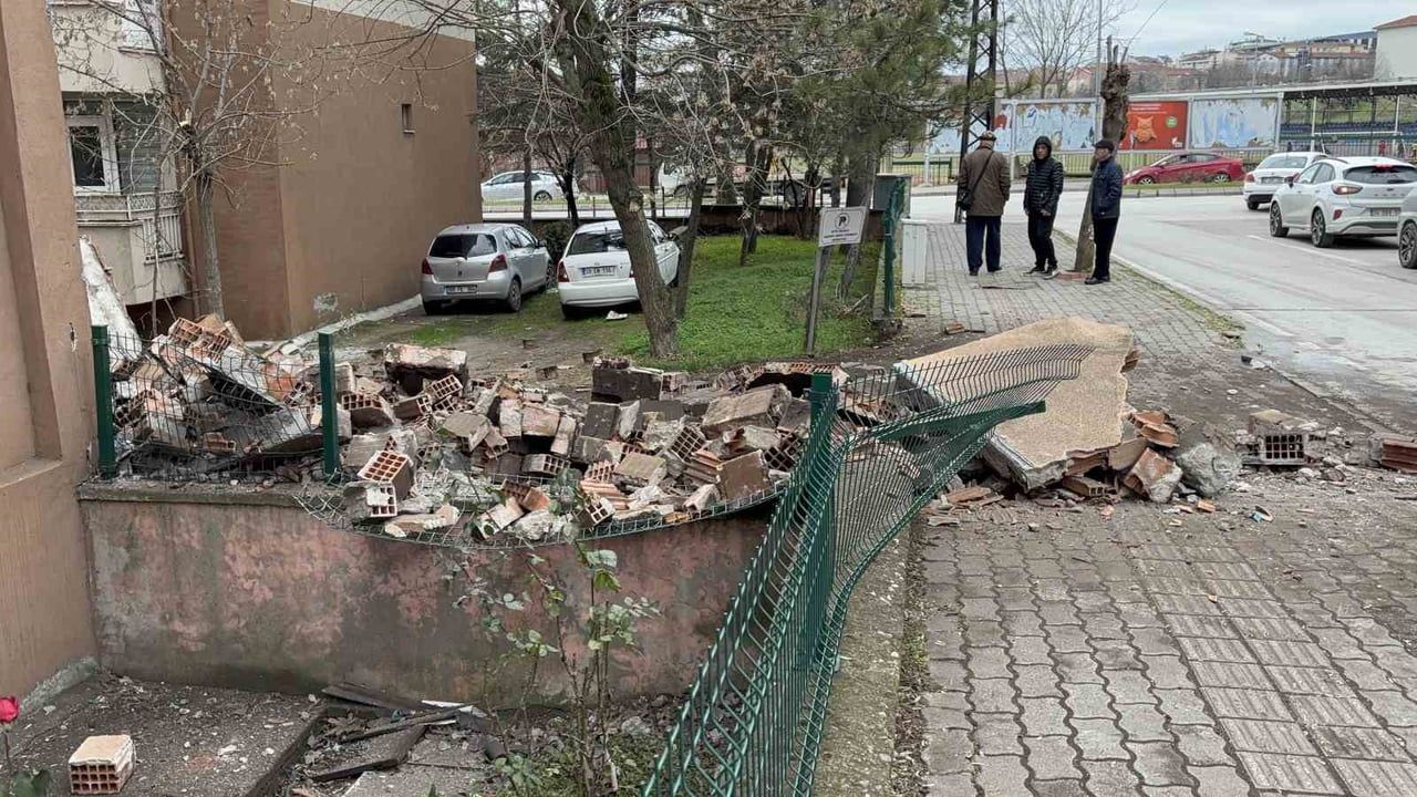 Edirne'de apartman bacası çöktü, park halindeki araç zarar gördü