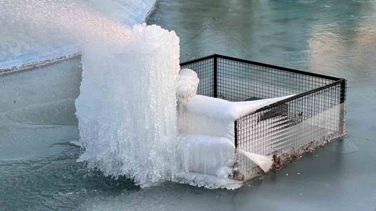 Edirne'de Barış Parkı'ndaki süs havuzları dondu, fıskiyeler buz sarkıtlarına dönüştü