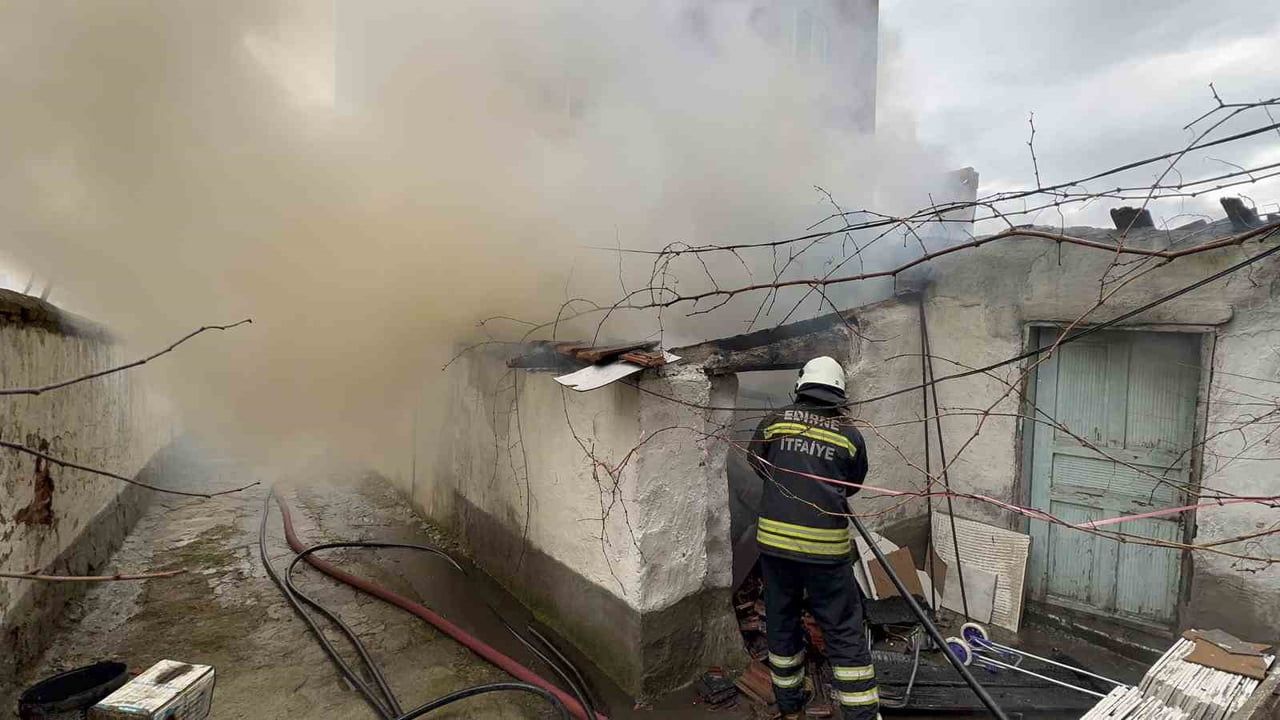 Edirne'de ev bahçesindeki depo yangını itfaiye tarafından büyümeden söndürüldü