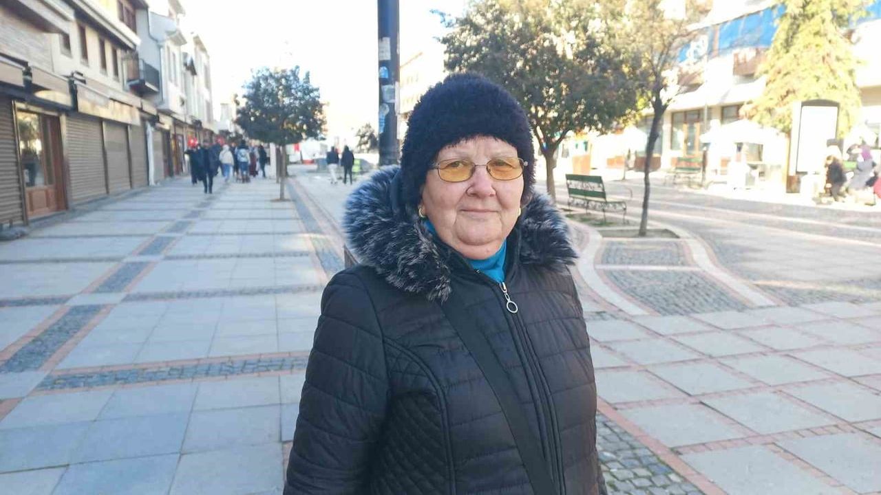 Edirne’de Güvercinleri Besleyen Zeliha Hider’in Haftalık 5 Kilometrelik Görevi