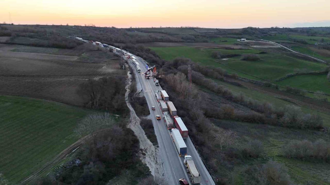 Edirne'de hafriyat kamyonu devrildi: Hamzabeyli Sınır Kapısı yolunda uzun kuyruklar