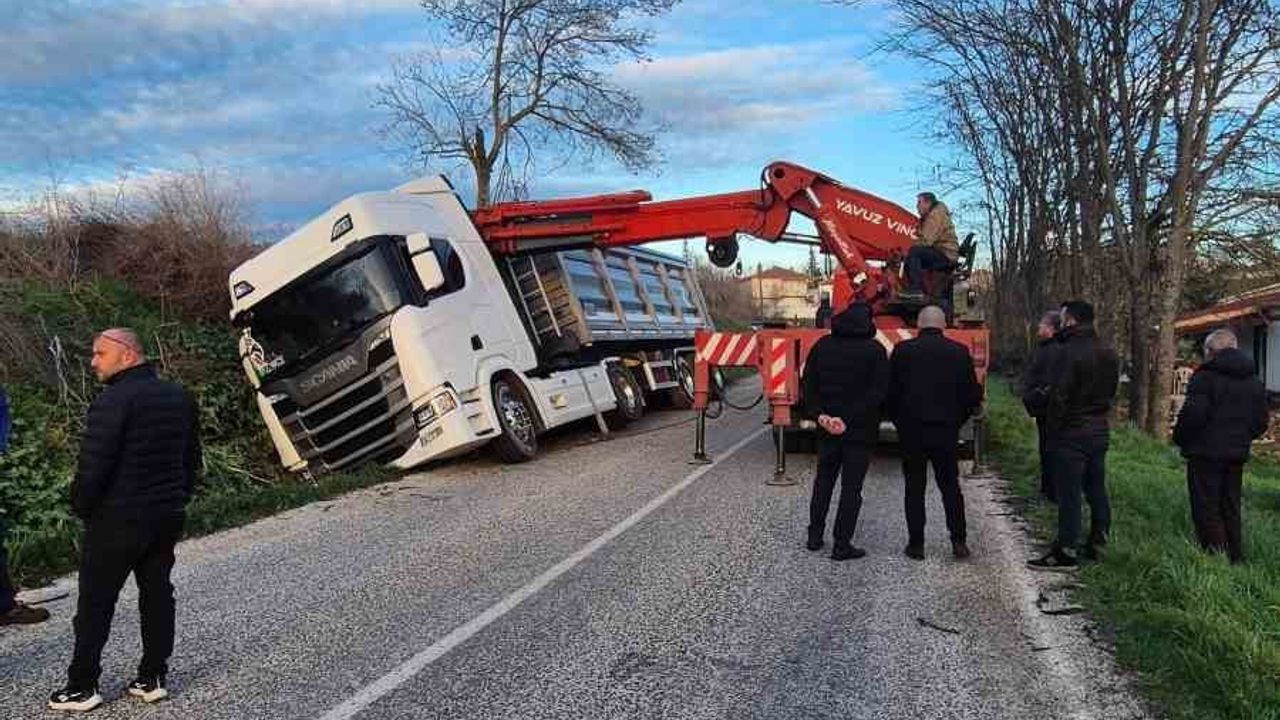 Edirne'de iki trafik kazası: Hamzabeyli'de otomobil tıra arkadan çarptı, Demirhamlı'da tır sulama kanalına girdi