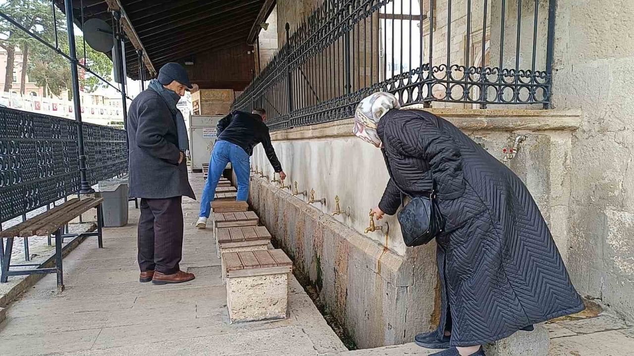 Edirne’de kar yerini dondurucu soğuğa bıraktı; cadde ve sokaklarda sessizlik