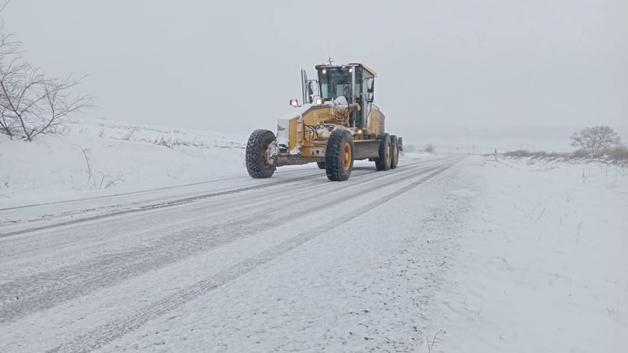 Edirne'de kent merkezinde kar etkisini azaltıyor, ilçelerde yol açma ve tuzlama çalışmaları sürüyor