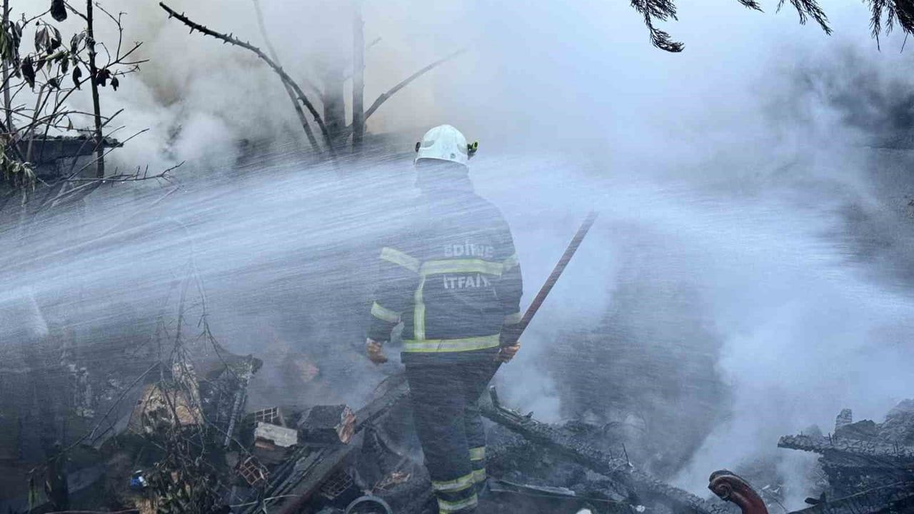 Edirne'de kömür deposu yangını çevredeki kömürlüklere sıçradı