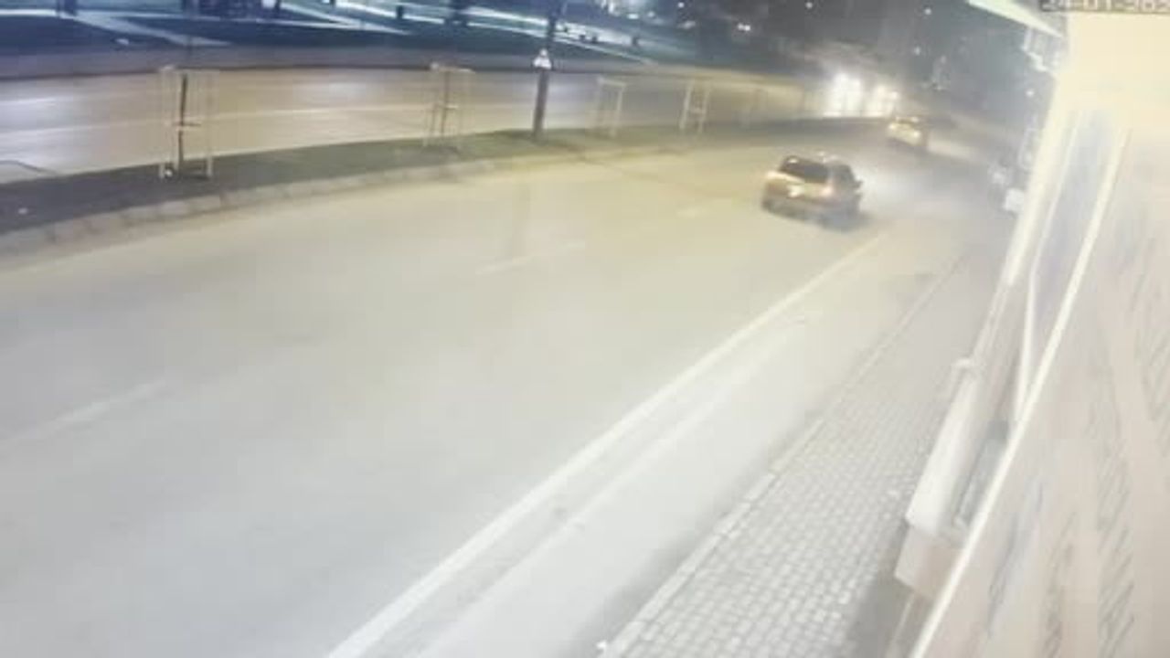 Edirne'de Kontrolden Çıkan Otomobil Refüje Çıktı; Kaza Anları Güvenlik Kamerasında