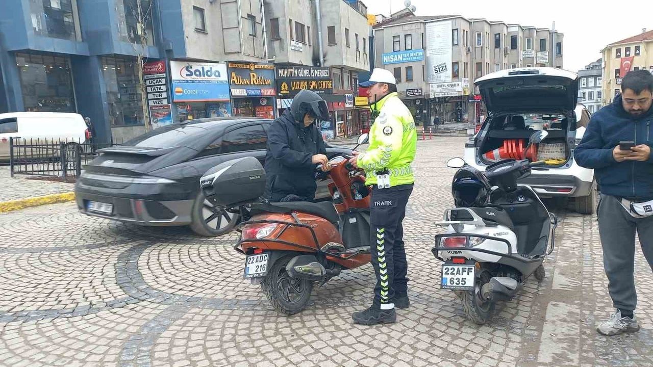 Edirne'de motosiklet denetimleri: kask, ehliyet ve ruhsat kontrolleri yapıldı