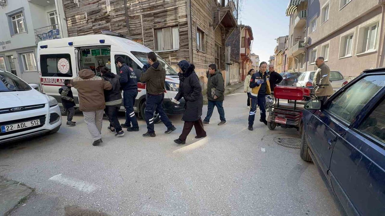 Edirne'de otomobil ile elektrikli motosiklet çarpıştı: Sürücü ve 2 çocuk yaralandı