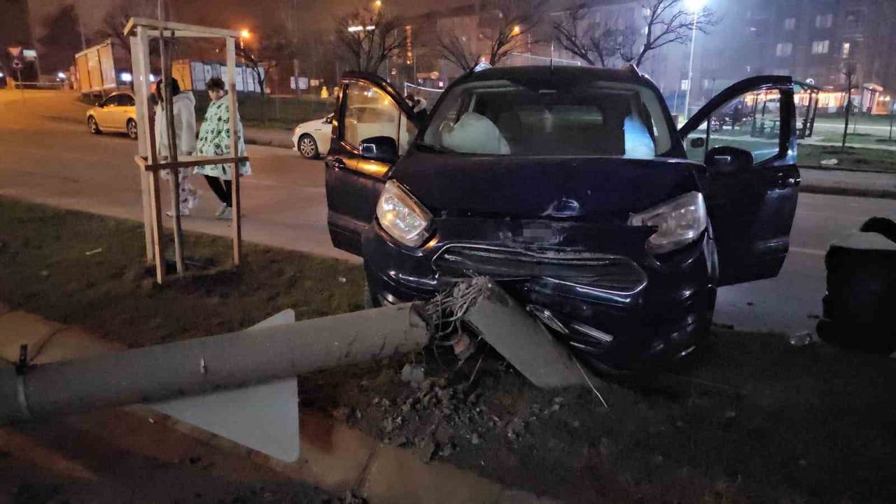 Edirne'de otomobil refüje çıktı; kaza anı güvenlik kamerasında
