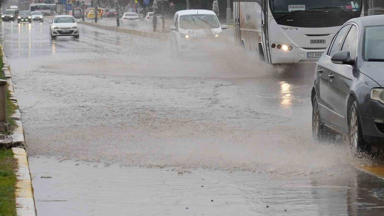 Edirne'de sağanak: cadde ve sokaklarda su birikintileri hayatı etkiledi