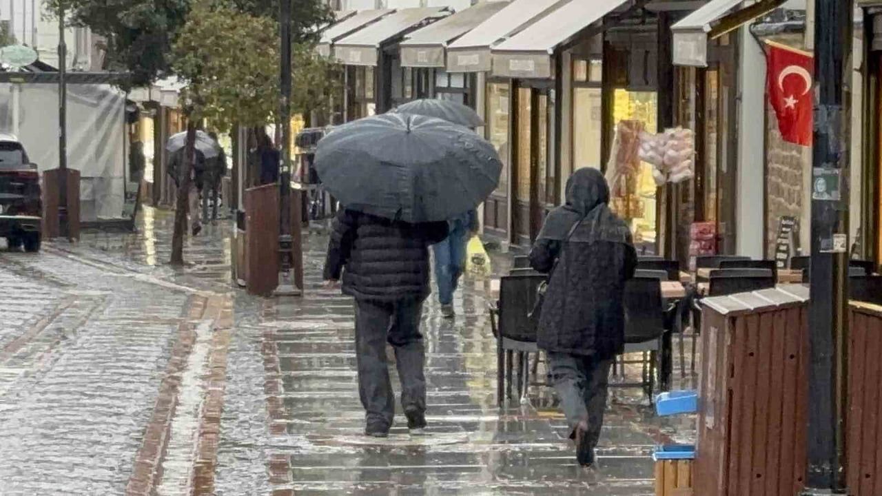 Edirne'de sağanak sonrası cadde ve sokaklar göle döndü