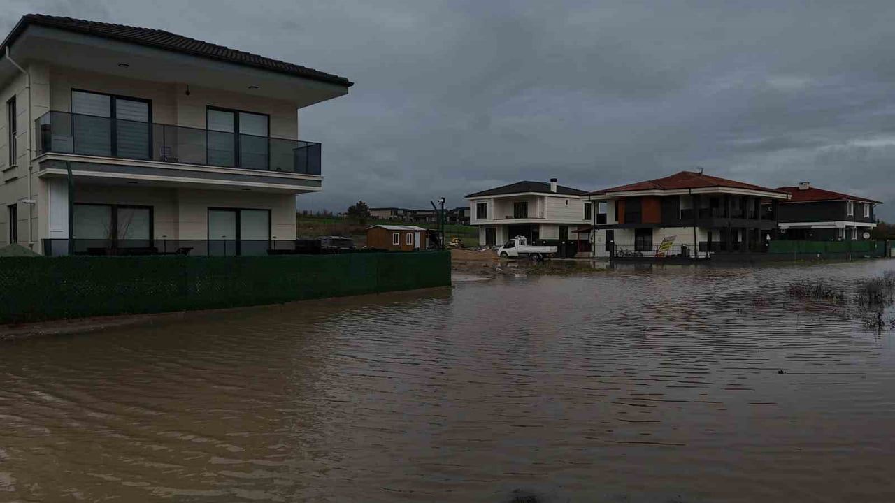 Edirne'de sağanak sonrası lüks villalar su baskınına uğradı, yol trafiğe kapandı