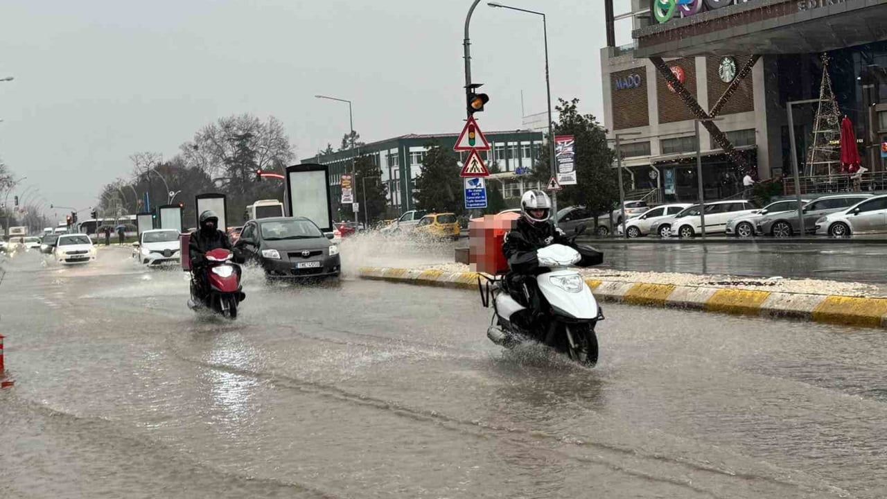 Edirne’de Sağanak Sonrası Yollar Göle Döndü; Köprü Altında Mahsur Kalanlar Kurtarıldı