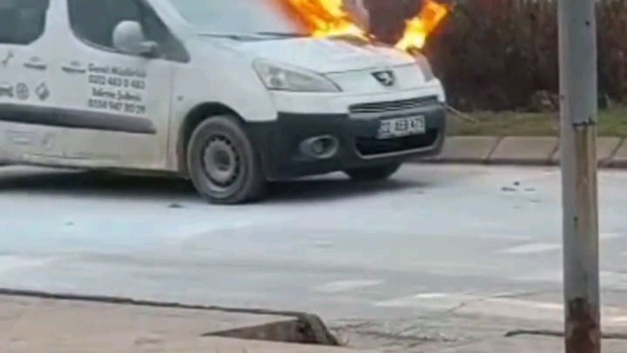 Edirne'de Trakya Birlik Kavşağında Otomobil Yangını Trafiği Etkiledi