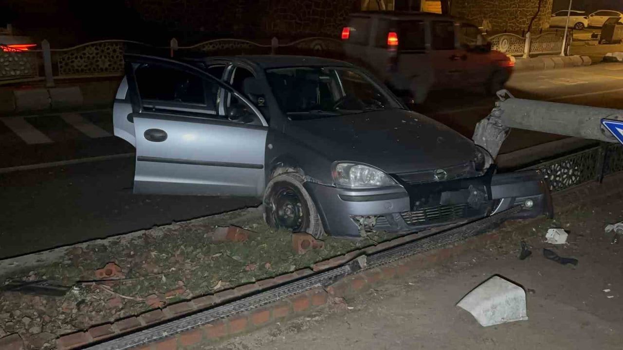 Edirne'de yoğun sis nedeniyle otomobil elektrik direğine çarptı