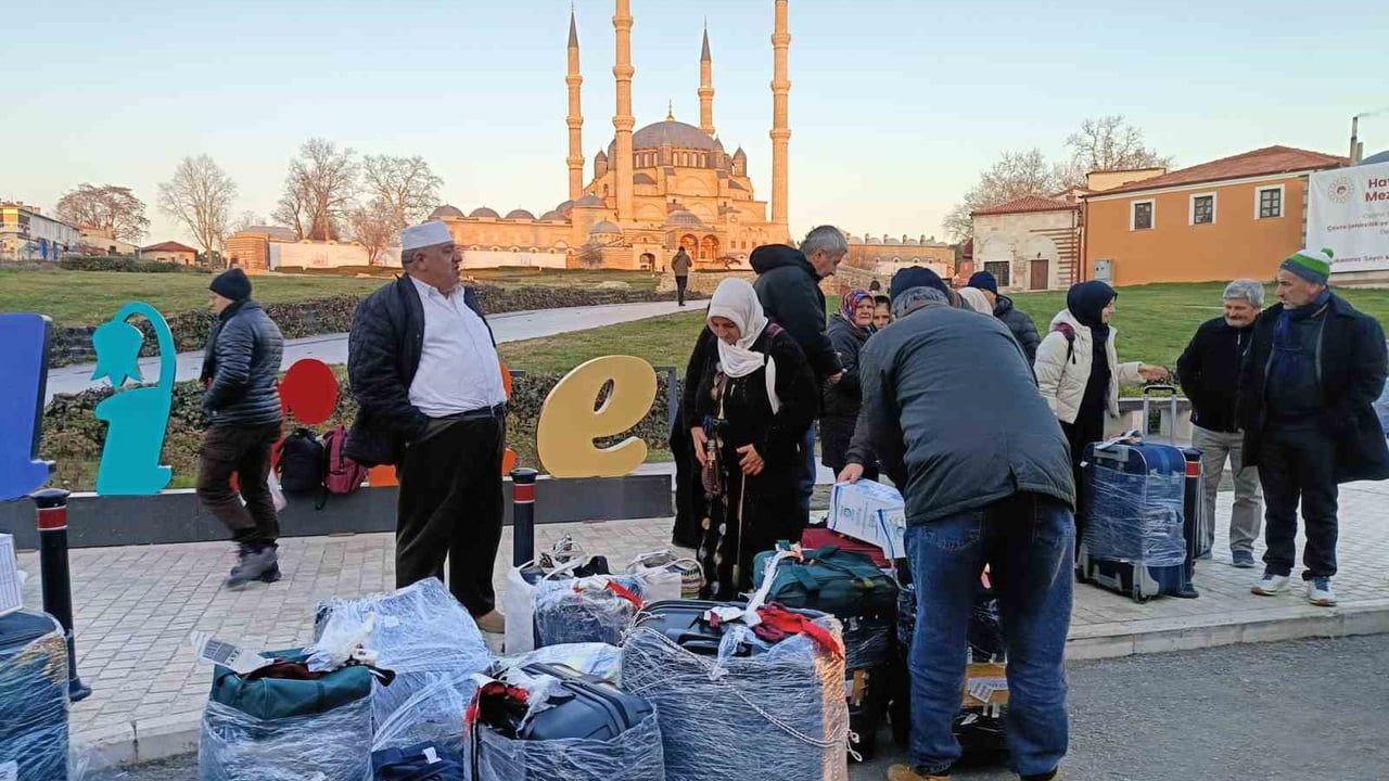 Edirne'den dönen 75 kişilik umre kafilesi Selimiye Meydanı'nda karşılandı