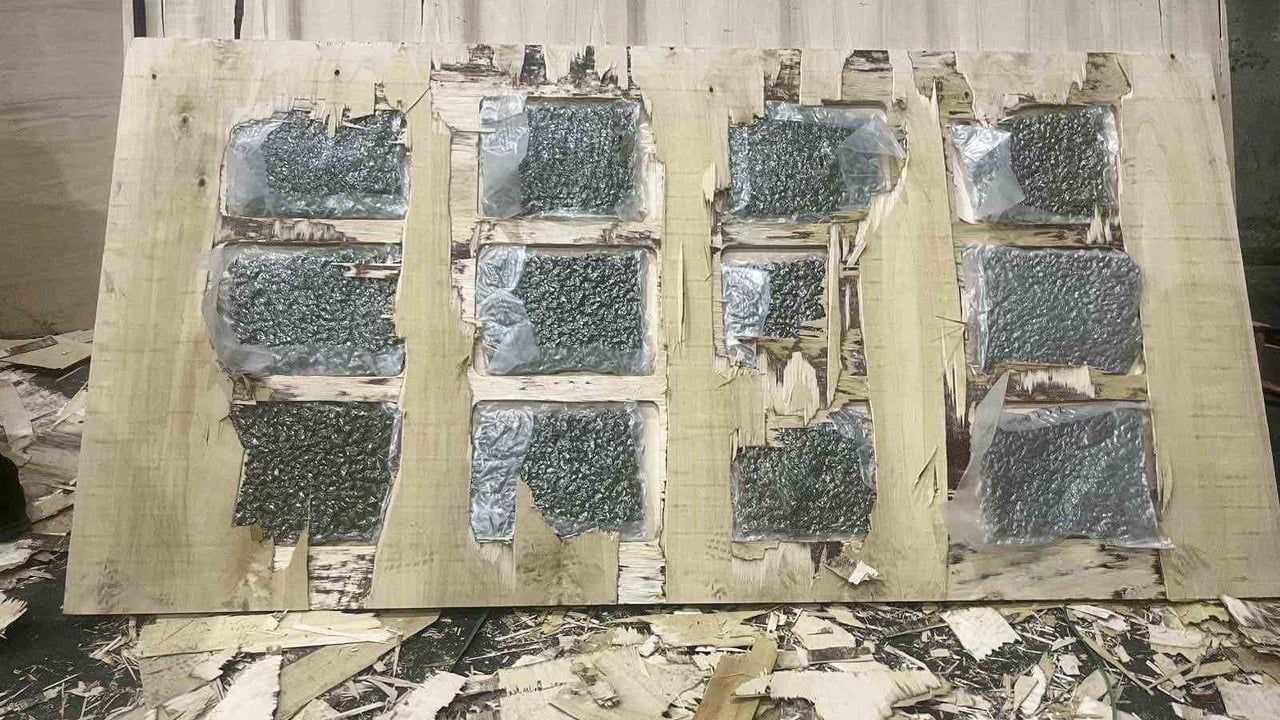 Edirne Hamzabeyli'de kontrplak arasına gizlenen 700 kilo esrar ele geçirildi