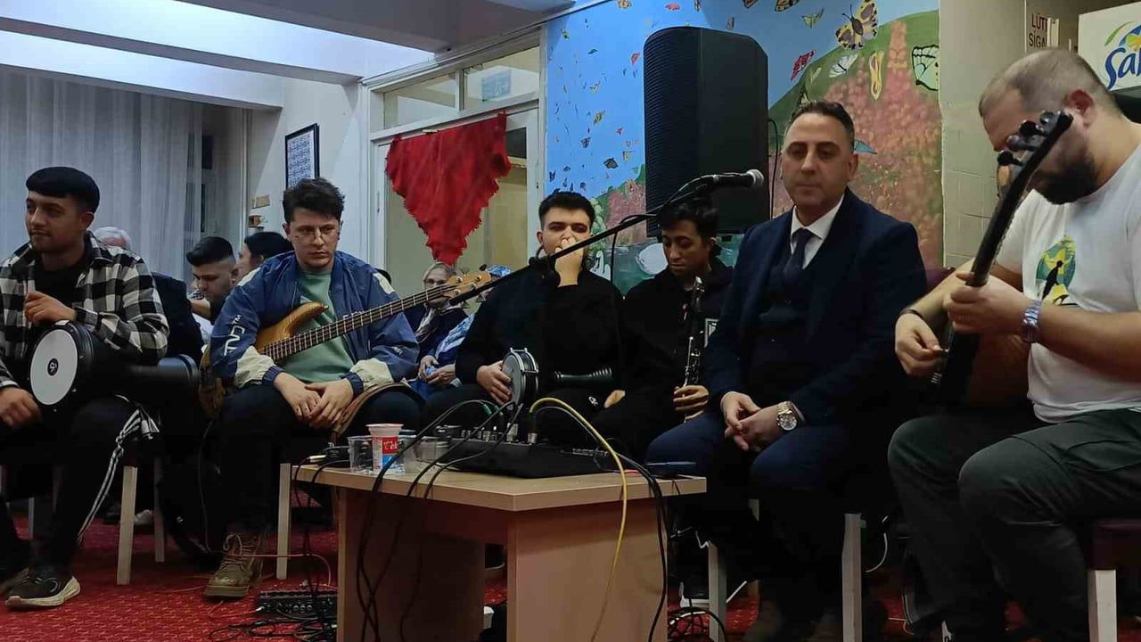 Edirne huzurevinde sıra gecesi: Yaşlılara moral ve eğlence