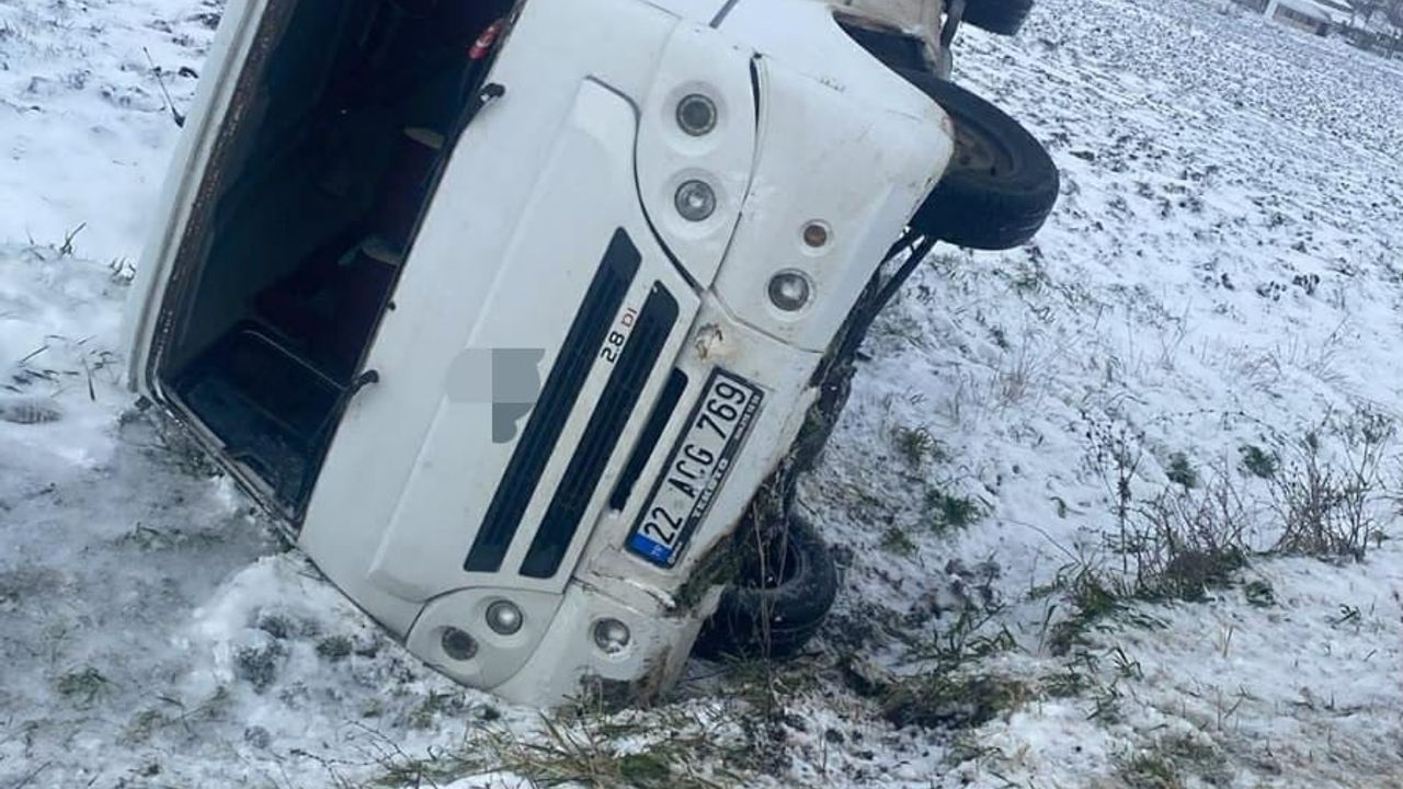Edirne İpsala'da buzlanma kaynaklı minibüs kazası: 1 yaralı