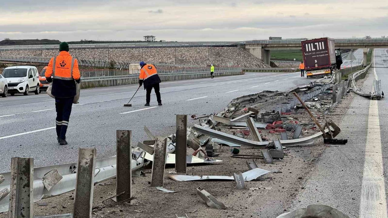 Edirne-Kapıkule otoyolunda tır bariyerlere çarptı; sürücü yara almadan kurtuldu
