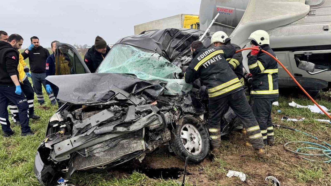 Edirne-Lalapaşa karayolunda tırın çarpması sonucu otomobil sürücüsü hayatını kaybetti
