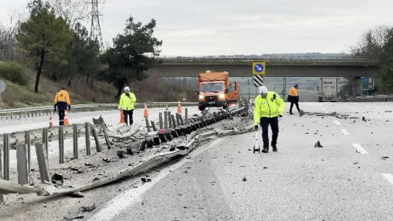 Edirne otoyolunda tır bariyerlere çarparak durdu; sürücü yara almadan kurtuldu