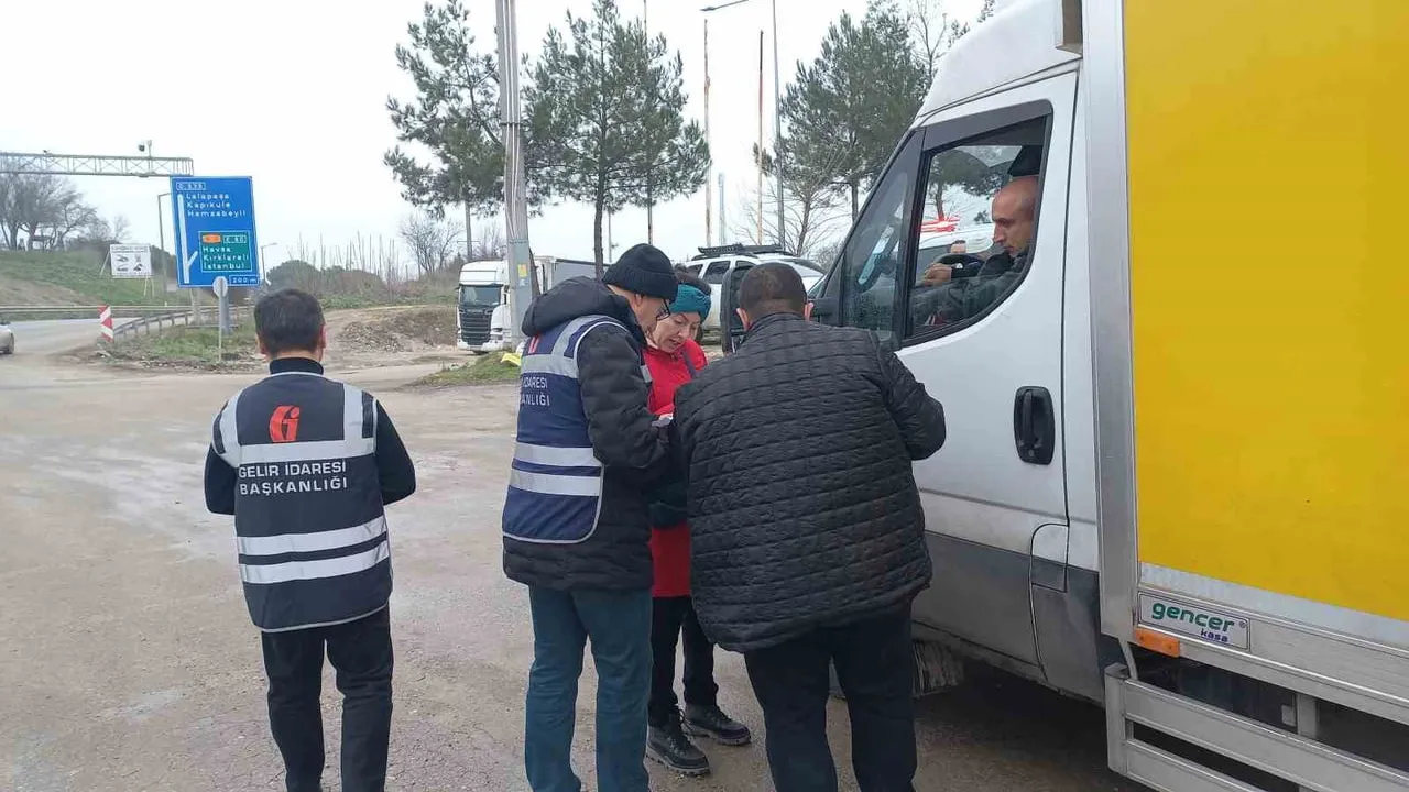 Edirne Vergi Dairesi'nden kent girişlerinde ticari araçlara fatura ve irsaliye denetimi