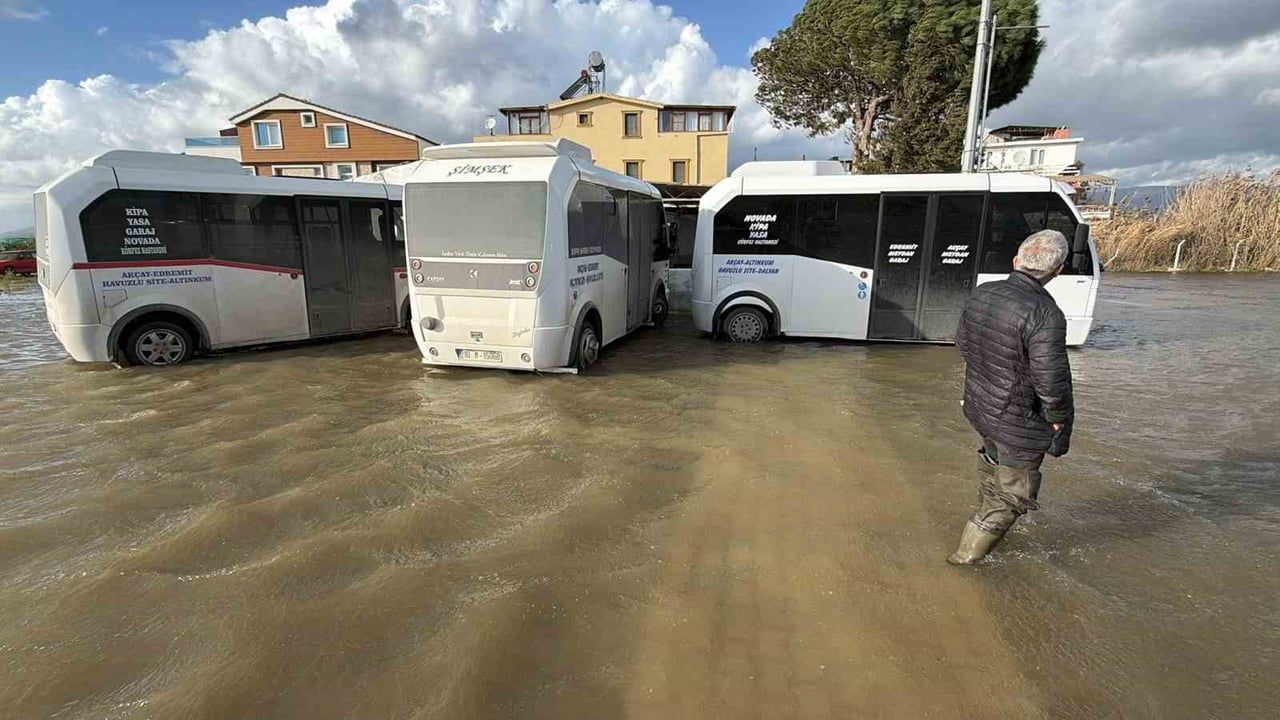 Edremit Altınkum'da lodos sonrası deniz taştı; cadde ve sokaklar sular altında kaldı
