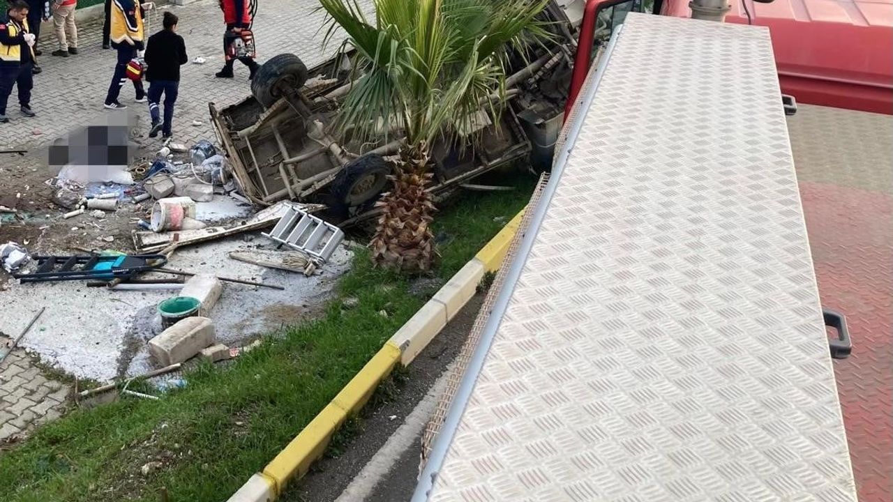 Edremit'te kamyonet bariyerlere çarptı: 2 ölü, 1 yaralı