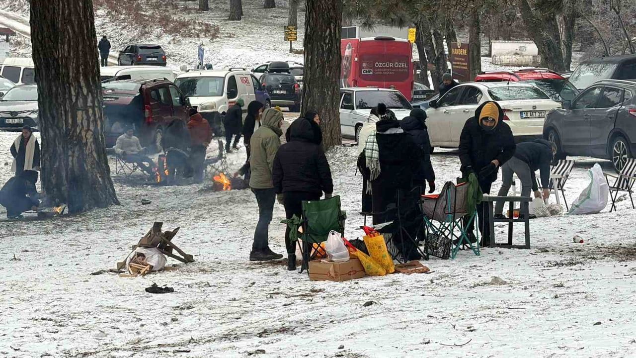 Edremit'te Kazdağları'nda kar yağışı: Vatandaşlar eğlendi, trafik yoğunluğu yaşandı