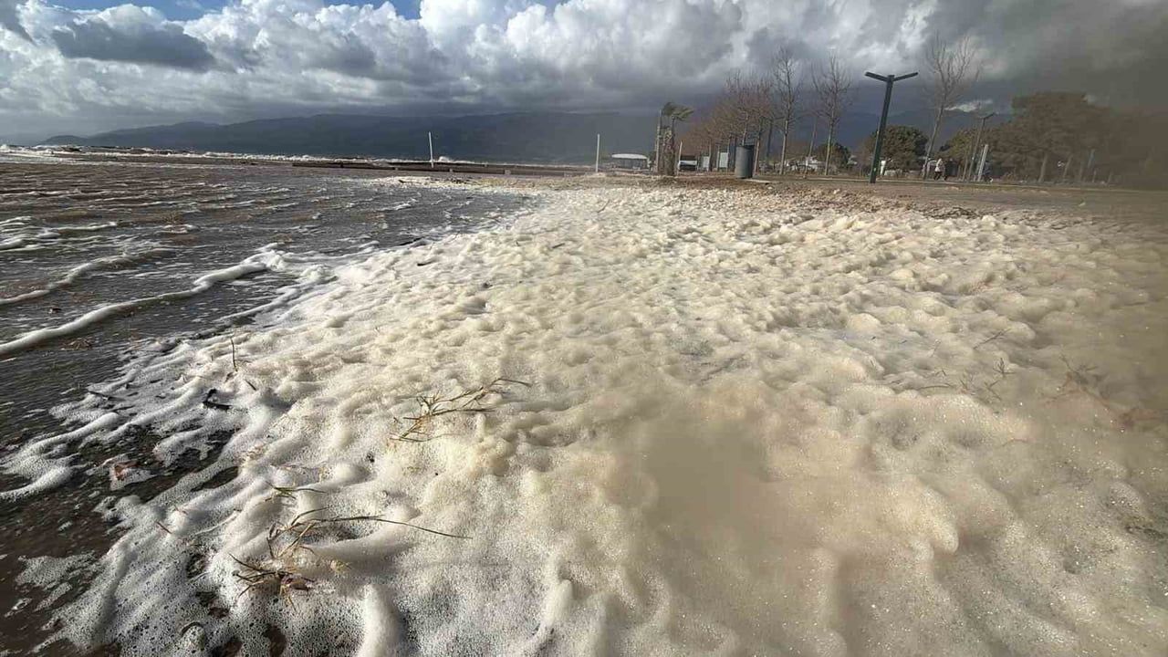 Edremit’te lodos Altınkum Plajı’nı köpükle kapladı