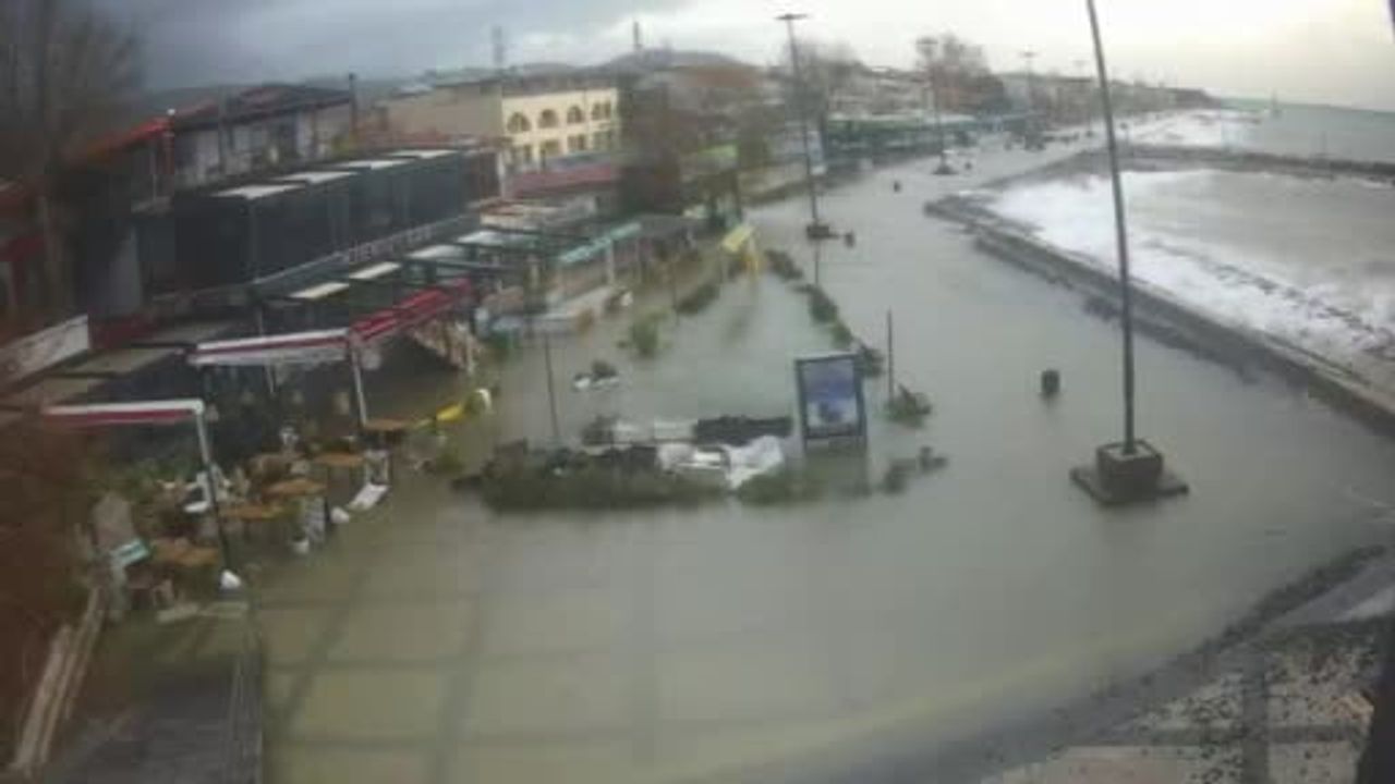 Edremit’te lodos: Altınoluk sahilinde deniz taştı, işletmeler sular altında kaldı