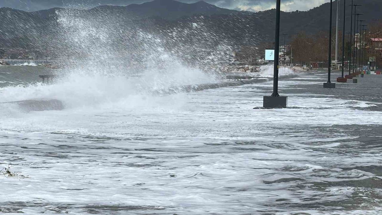 Edremit'te lodos denizi taşırdı: Altınoluk'ta işletmeler sular altında kaldı
