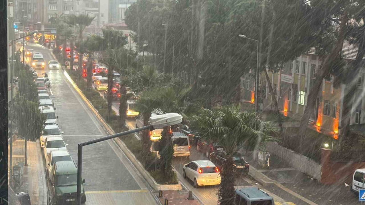 Edremit'te lodos fırtınasının ardından dolu yağışı etkili oldu