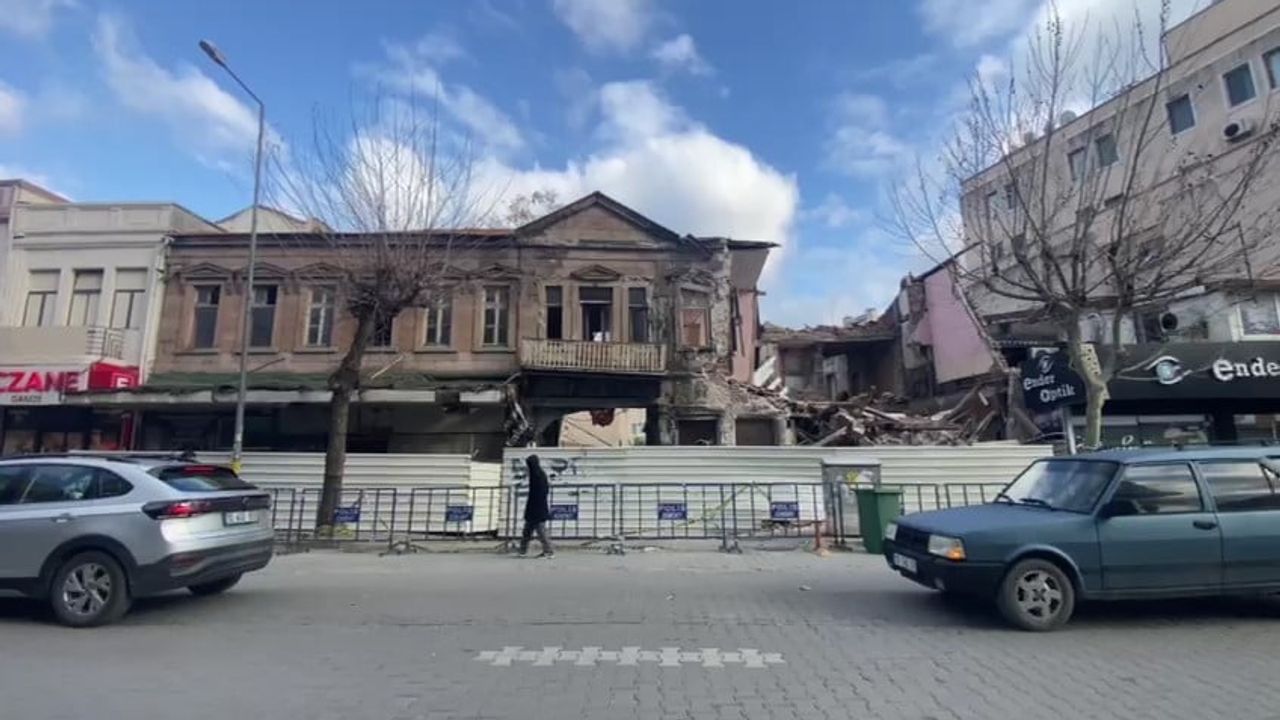 Edremit’te tarihi otel ve iş hanının bir bölümü çöktü; ekipler incelemeyi sürdürüyor