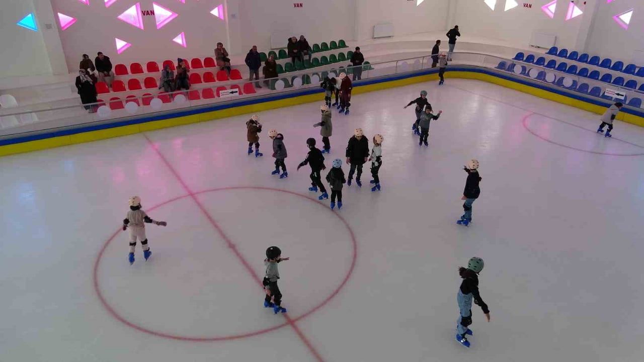 Edremit'te Yeni Buz Pateni Pisti Yarıyıl Tatilinde Çocukların Tercihi