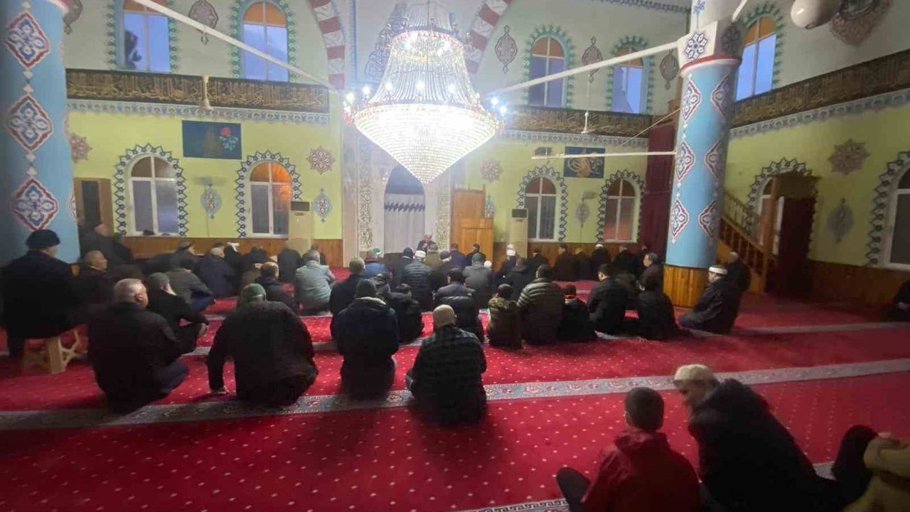 Efeler'de Geleneksel Sabah Namazı Buluşması Veysel Karani Camii'nde Gerçekleşti