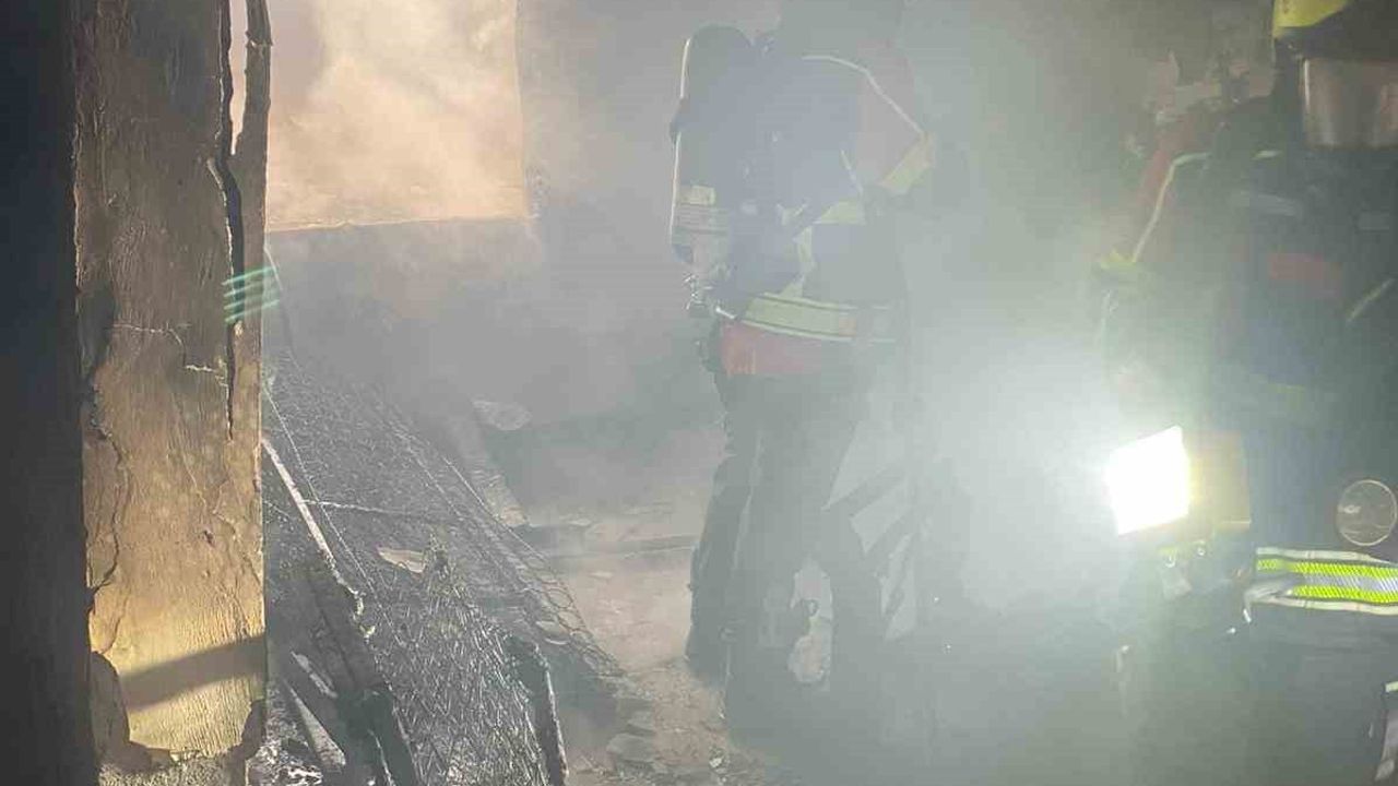 Efeler'de metruk binada çıkan yangın itfaiyenin müdahalesiyle söndürüldü