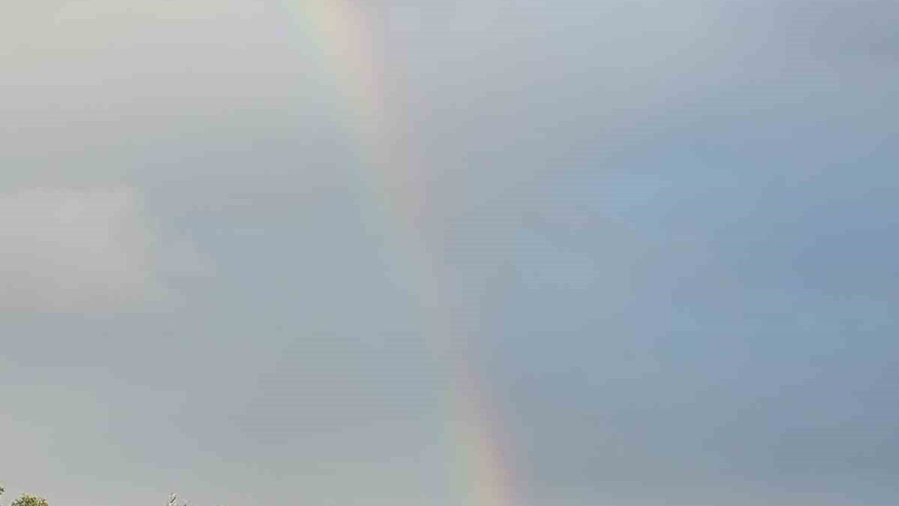 Efeler'de Tralleis'ten kente uzanan gökkuşağı kartpostallık görüntüler oluşturdu